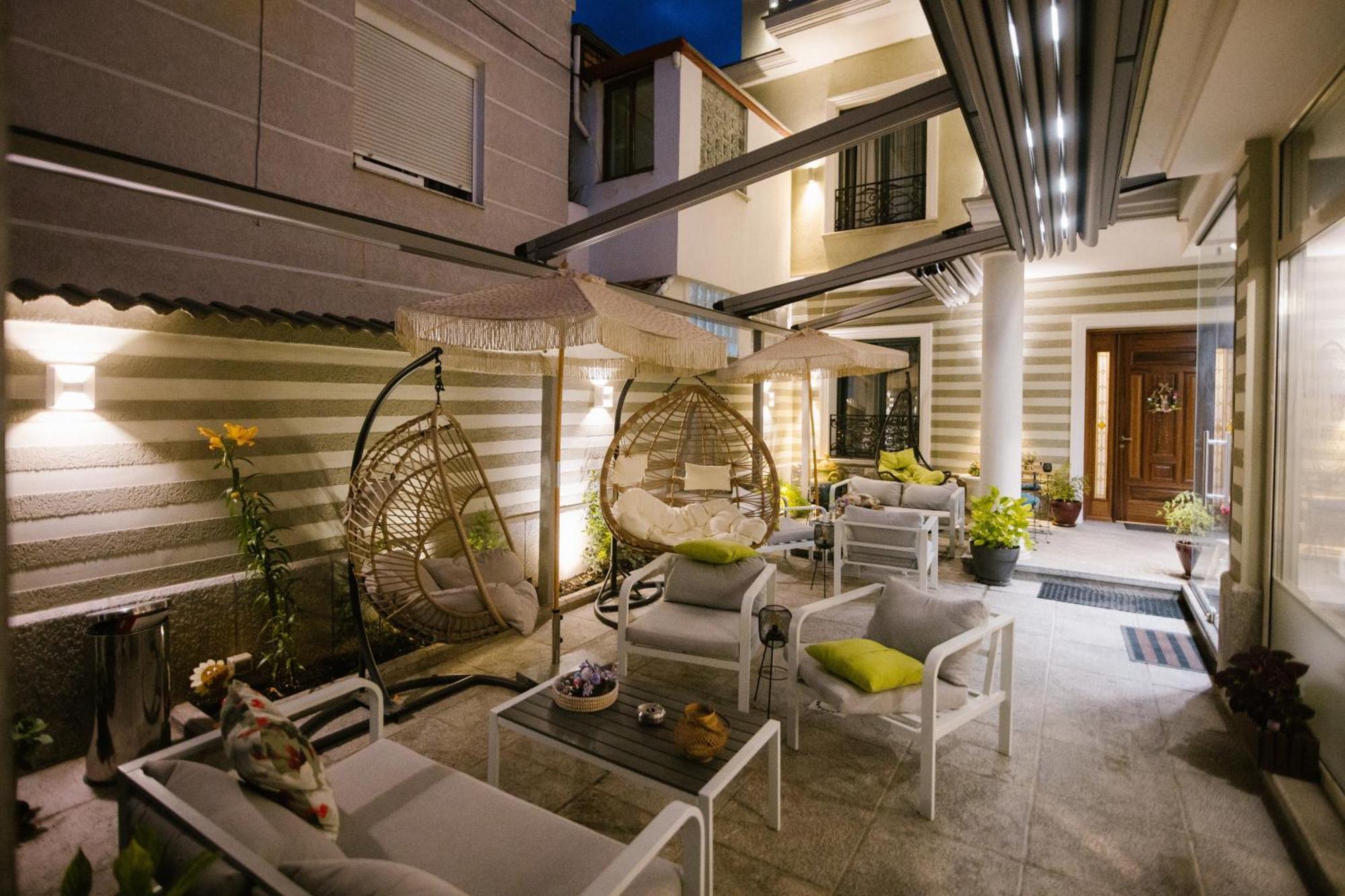 Ester Hotel